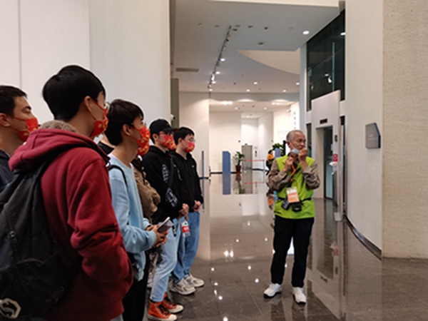 1636965333236324.jpg 图3 讲解员讲解1.jpg