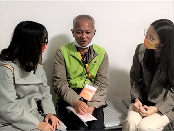 1636965382136232.jpg 图4 采访讲解员.jpg