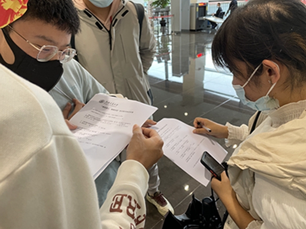 1636965410967075.jpg 图5 采访参观者1.jpg