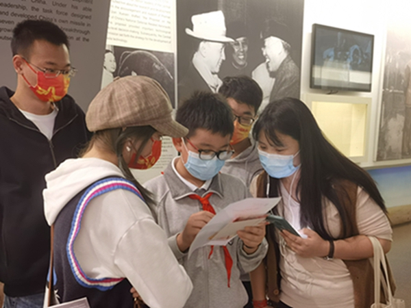 1636965432826600.jpg 图5 采访参观者2.jpg