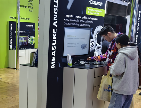 1713068085829260.png 图2-参观“数字化设计和数字化工艺与仿真”展览.png