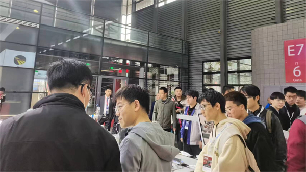 1713068109172143.jpg 图4-参观“数字化车间(工厂)”展览.jpg